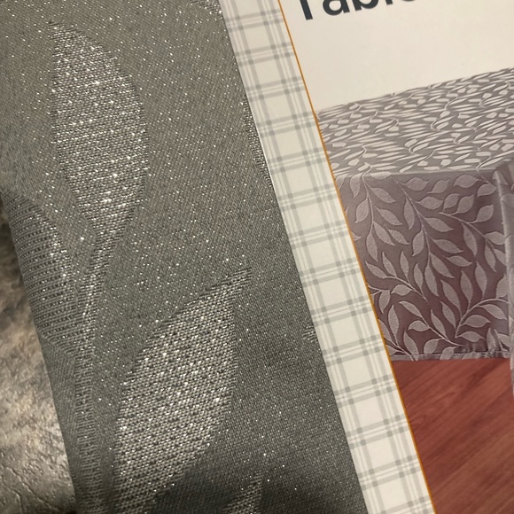 NWT Leaf Shimmer Imprint Classy Fabric Table Cloth - Picture 10 of 10